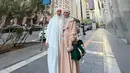 Ini juga merupakan potret saat Zaskia Gotik melakukan Umroh. Ia mengenakan abaya dan hijab syar'i serba putih. [Foto: Instagram/zaskia_gotix]