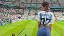 Agustina Gandolfo adalah seorang model dan pacar striker Argentina Lautaro Martinez. Ia tampil memakai jersey sang kekasih yang dipasangkan dengan celana jeans. [@agus.gandolfo]