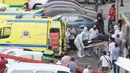 Sejumlah petugas medis bekerja dekat lokasi kebakaran di Alexandria, Mesir, Senin (29/6/2020). Tujuh pasien tewas dan tujuh staf medis terluka ketika kebakaran terjadi di sebuah rumah sakit swasta di Kota Alexandria. (Xinhua/Stringer)