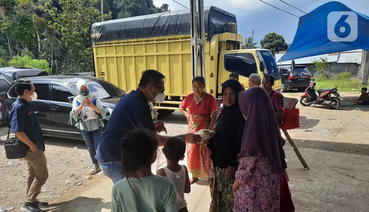 Warga korban gempa saat menerima bantuan di Pasaman Barat, Sumatera Barat, Jumat (26/2/2022). BRI memberikan bantuan tanggap darurat Peduli Bencana Gempa Pasaman Barat berupa ratusan paket makanana cepat saji kepada warga yang jauh dari jangkauan. (Liputan6.com/HO/CSR BRI)