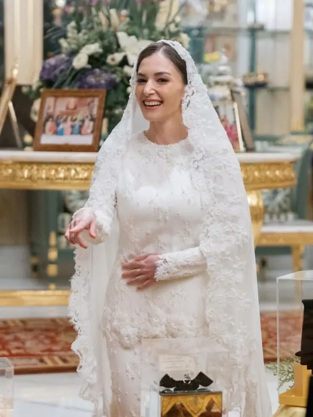 Ayu Ting Ting dan Anisha Rosnah Istri Pangeran Mateen Dibalut Baju Kurung. [@muash.portfolio]