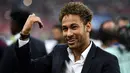 Gaya Neymar saat turun ke lapangan usai laga final Piala Prancis 2018 di Stade de France, Saint-Denis (8/5/2018). PSG menang setelah kalahkan Les Herbiers 2-0. (AFP/Frank Fife)
