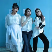 "Kita gaada arisan. Sebenarnya kita pengennya selain ketemu hahahihi mau bisa bikin sesuatu, bermanfaat, manfaat baliknya ke kita juga, " jelas Luna Maya.  (Adrian Putra/Bintang.com)