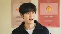 Demikian pula, Hwang Minhyun juga memancarkan energi cerah. Sorot mata Hwang Minhyun begitu berbinar-binar. (Foto: tvN via Soompi)