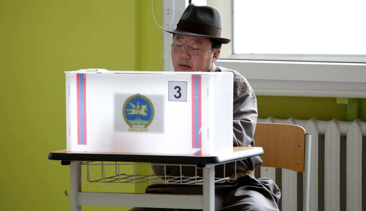 Presiden Mongolia Tsakhiagiin Elbegdorj memberikan suaranya dalam pemilihan parlemen di sebuah TPS di Ulaanbaatar, Mongolia, Rabu (29/6). Tsakhiagiin Elbegdorj jadi pusat perhatian karena mengenakan baju khas tradisional Mongolia. (REUTERS/Jason Lee)