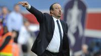 Rafael Benitez. Pelatih asal Spanyol yang membesut Chelsea kurang dari setahun, mulai November 2012 hingga Mei 2013 ini mampu mempersembahkan satu trofi bagi The Blues. Eks juru taktik Liverpool yang berstatus pelatih sementara menggantikan posisi Roberto Di Matteo ini meraih 1 trofi Eropa berupa gelar Liga Europa musim 2012/2013. (AFP/Glyn Kirk)