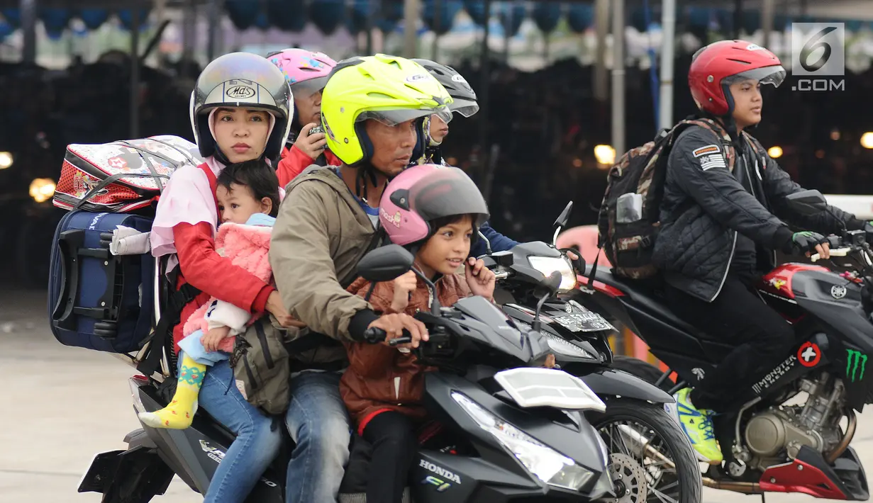 Pemudik membawa anaknya bersiap masuk kapal penyereberangan di Dermaga 6 Pelabuhan Merak, Banten, Kamis (22/6). Meski sudah dihimbau oleh pihak berwenang, namun masih banyak pemudik bermotor yang membawa anak. (Liputan6.com/Helmi Fithriansyah)