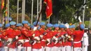 Paspampres melakukan prosesi serah terima pergantian pasukan jaga Istana di depan Istana Negara, Jakarta, Minggu (17/7). Prosesi ini merupakan kegiatan rutin yang dilangsungkan pada Minggu ke-2 tiap bulannya. (Liputan6.com/Gempur M Surya)