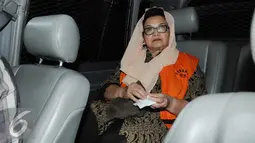Mantan Menteri Kesehatan Siti Fadilah Supari di dalam mobil menjalani pemeriksaan di Gedung KPK Jakarta, Rabu (9/11). Siti Fadilah diperiksa terkait kasus flu burung yang melibatkan terpidana Mulya A Hasjmy (Liputan6.com/Helmi Affandi)