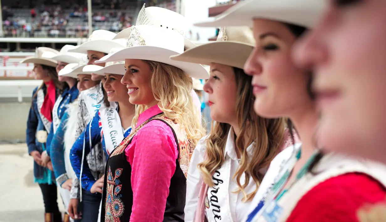 Wanita Rodeo dari berbagai komunitas olahraga berkuda saat mengikuti festival  Calgary Stampede di Calgary , Alberta , Kanada, (9/7). Acara ini telah ada sejak abad ke-19 dan telah menarik banyak pengunjung.( REUTERS / Todd korol)