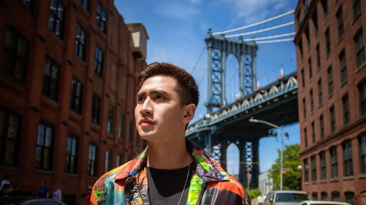 6 Gaya OOTD Verrell Bramasta saat Liburan ke New York, Curi Perhatian