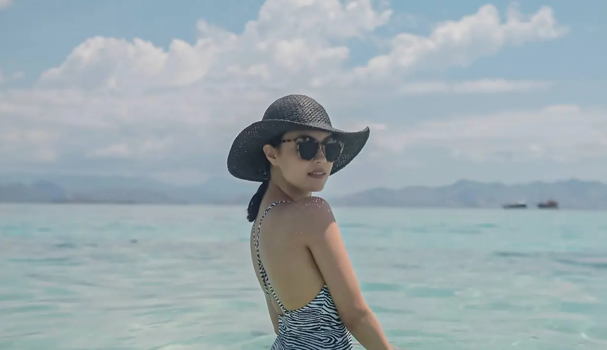 Liburan ke Labuan Bajo, aktris yang tampil ikonik dalam serail Cek Toko Sebelah sebagai Sherlyn ini pun terlihat mencuri perhatian. Tidak takut sinar matahari, banyak netizen yang memuji penampilannya tersebut di kolom komentar Instagramnya. (Liputan6.com/IG/@anggikabolsterli)