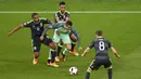 Cristiano Ronaldo saat berusaha melewati pemain Wales dalam pertandingan semifinal Euro 2016 antara Portugal melawan Wales di stadion Parc Olympique Lyonnais pada 6 Juli 2016. (AFP/Romain Lafabregue)