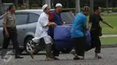 Warga mempersiapkan kelengkapan aksi damai 2 Desember di Monas, Jakarta, Kamis (1/12). Jelang aksi damai, sejumlah persiapan mulai dilakukan, seperti panggung, baris untuk Salat Jumat, hingga pengamanan dari kepolisian. (Liputan6.com/Immanuel Antonius)