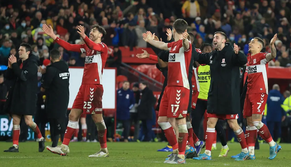Pemain Middlesbrough merayakan kemenangan atas Tottenham Hotspur pada akhir pertandingan putaran kelima Piala FA di Stadion Riverside, Middlesbrough, Inggris, 1 Maret 2022. Tottenham Hotspur kalah 1-0 dan tersingkir dari Piala FA. (Lindsey Parnaby/AFP)