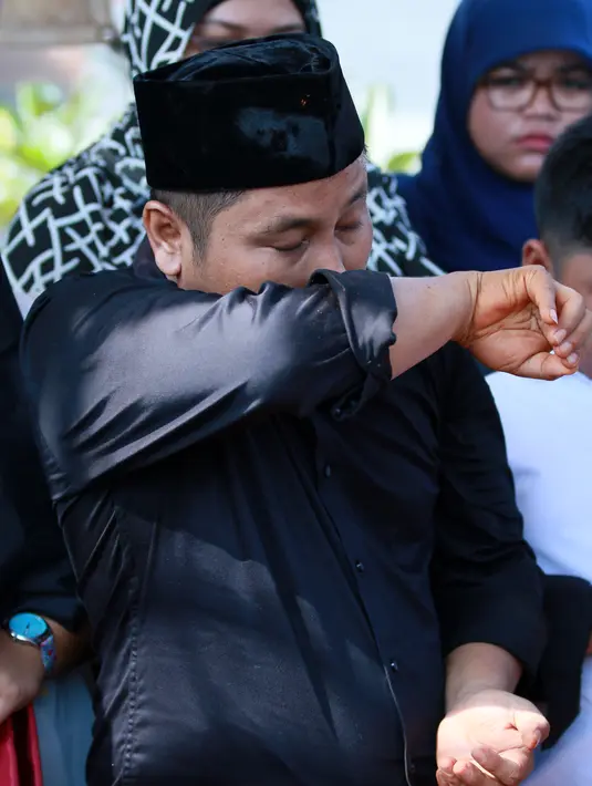 Komedian Narji sedang berduka. Minggu (8/5/2016) malam ayah Narji, H. Mansyur (88) menghembuskan nafas terakhirnya di RS. Sari Asih, Ciputat, Tangerang Selatan. (Adrian Putra/Bintang.com)