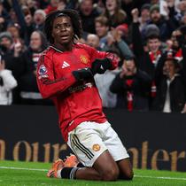 Pemain Manchester United, Patrick Dorgu melakukan selebrasi setelah mencetak gol ke gawang Newcastle dalam laga bertajuk Boxing Day Liga Inggris 2025/2026 di Old Trafford, Manchester, Inggris, Jumat (26/12/2025) waktu setempat. (AFP/Darren Staples)