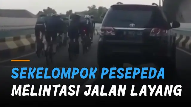 Sekelompok pesepeda terekam melintas  jalan layang yang di situ terdapat rambu larangan sepeda tidak boleh melintas.