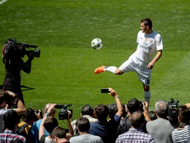 Mateo Kovacic saat diperkenalkan sebagai pemain baru Real Madrid di Stadion Santiago Bernabeu. (19/8/2015). (AFP Photo/Dani Pozo)