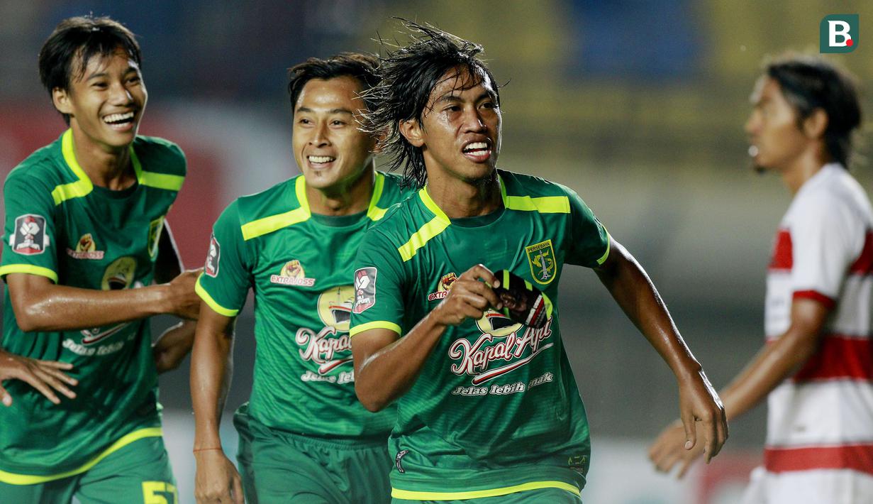 Bek Persebaya Surabaya, Ady Setiawan (kanan) melakukan selebrasi usai mencetak gol ke gawang Madura United dalam laga matchday ke-2 Grup C Piala Menpora 2021 di Stadion Si Jalak Harupat, Bandung, Minggu (28/3/2021). (Bola.com/M Iqbal Ichsan)