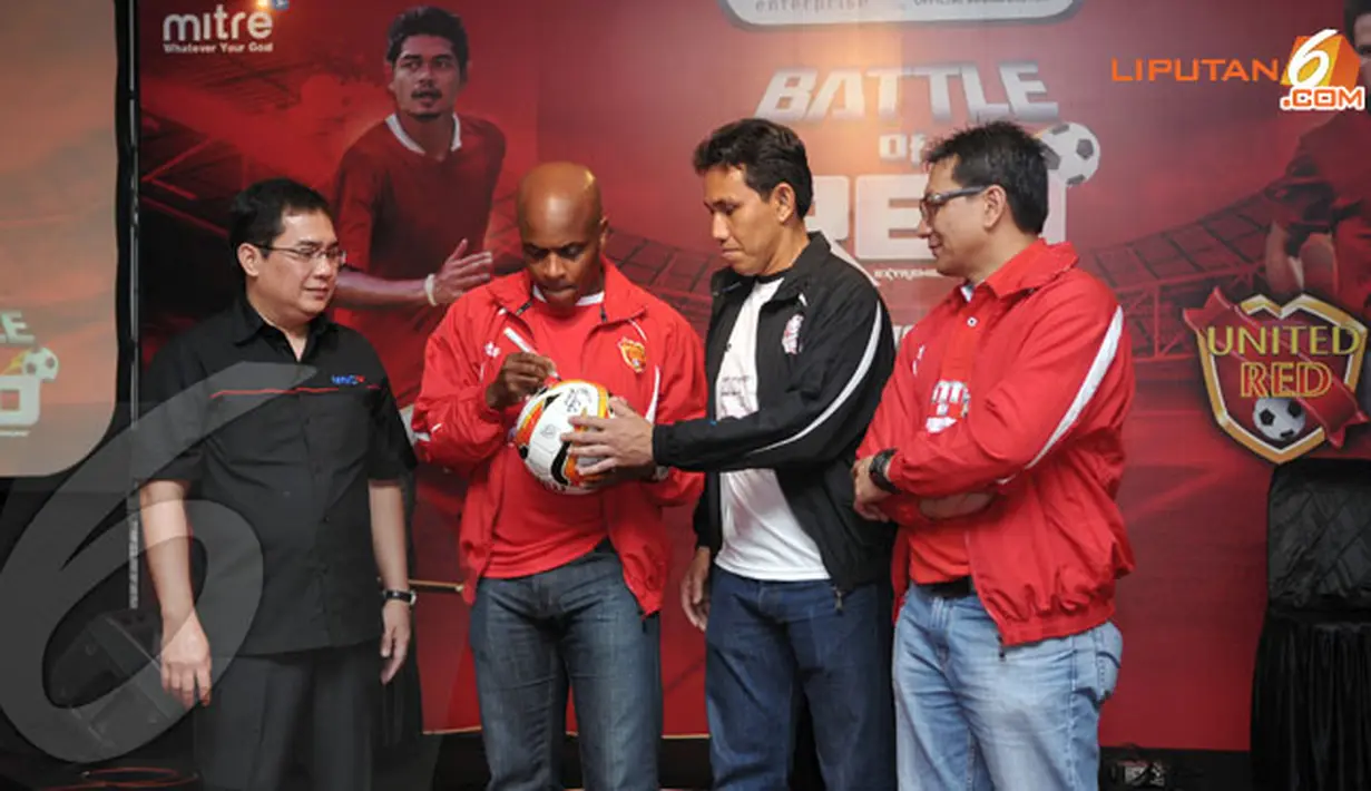 Bersama promotor pertandingan, Paul Parker dan Bima Sakti saling membubuhkan tanda tangan usai konferensi pers The Battle of Red (Liputan6.com/Helmi Fithriansyah)