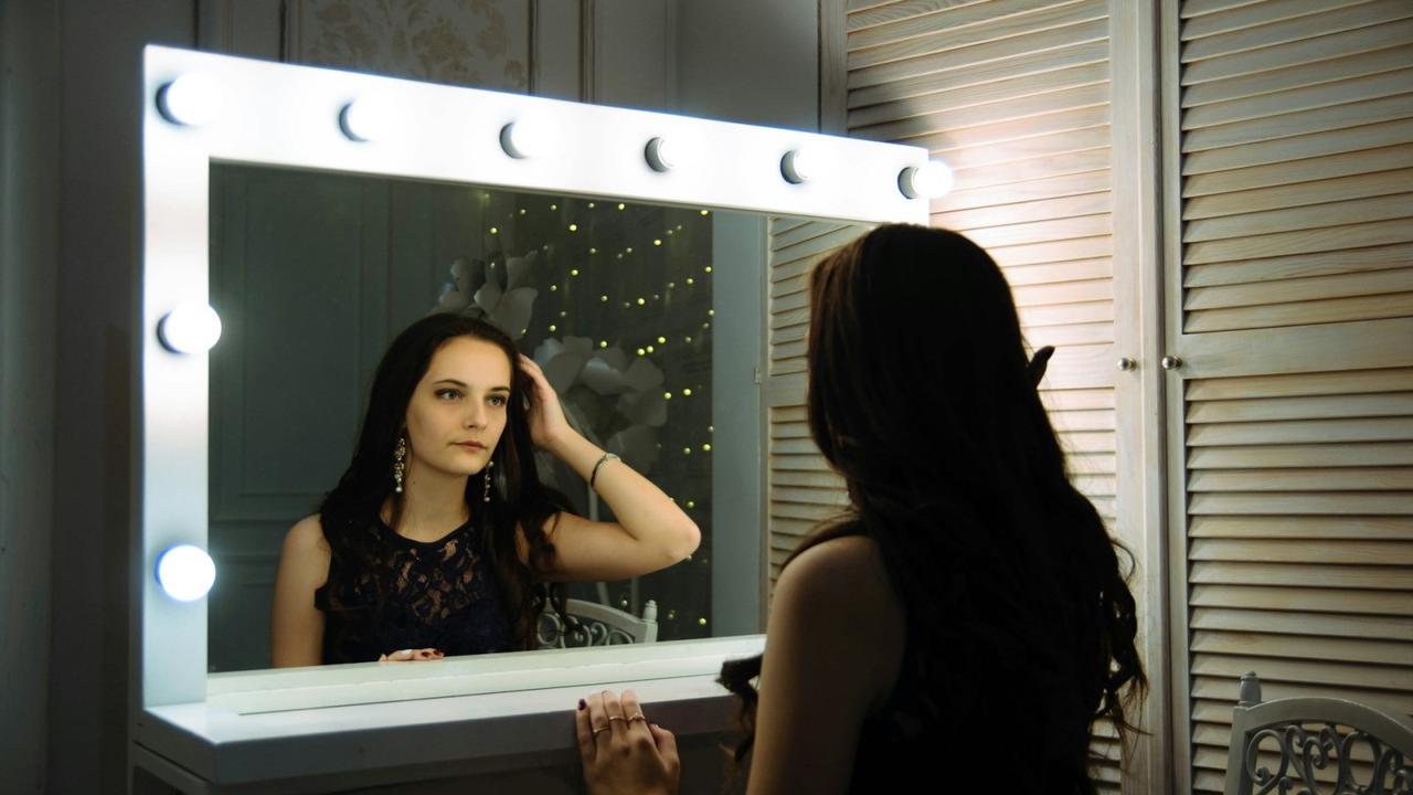 Ilustrasi becermin, berkaca, suasana hati, mood