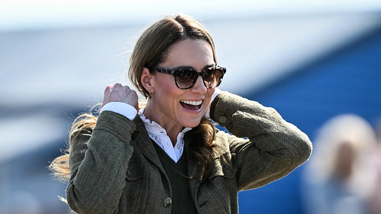 Kate Middleton bereaksi saat tiba di Fionnphort untuk menaiki feri menuju Pulau Iona sebagai bagian dari perjalanan dua hari mereka ke Pulau Mull, Skotlandia bagian barat pada tanggal 30 April 2025. Oli SCARFF / AFP