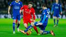 Gelandang Liverpool, Adam Lallana (tengah) berusaha melewati bek Leicester, Christian Fuchs pada lanjutan liga Inggris di King Power Stadium, Leicester, (3/2/2016). Leicester menang atas Liverpool dengan skor 2-0. (Reuters/Jason Cairnduff)