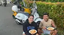 Tak selalu pamer kemesraan dengan vulgar, mereka juga bisa romantis makan di pinggir jalan. [Instagram @kelly_purwanto]