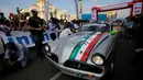 Seorang peserta mengendarai Studebaker Champion keluaran 1953 saat mengikuti acara Carrera Panamericana di Meksiko, Sabtu (15/10). Carrera Panamericana adalah perlombaan mobil antik yang digelar di Meksiko selama 7 hari. (REUTERS / Henry Romero) 