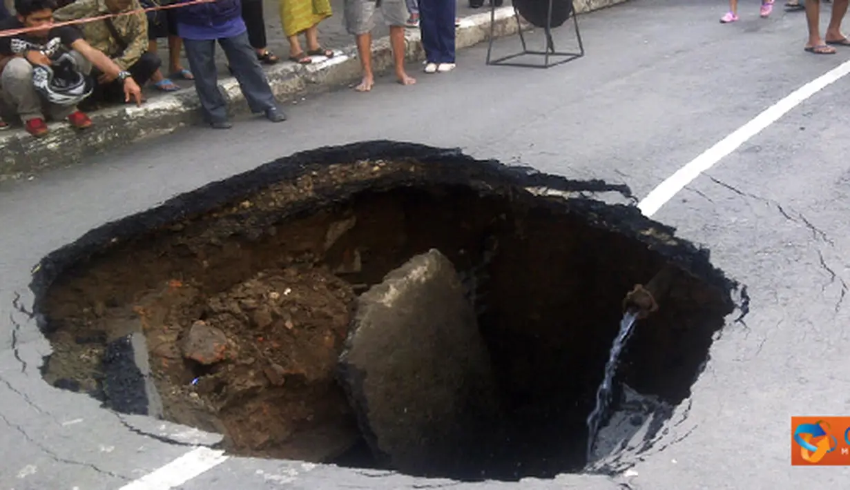Citizen6, Salatiga: Fenomena terjadi di jalan Sudirman Salatiga. Lubang berdiameter tiga meter dengan kedalaman lima meter menganga. Kejadian ini sempat menimbulkan kemacetan. Untungnya kejadian ini tidak memakan korban. (Pengirim: Hardy)