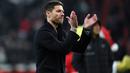 <p>Meski karier kepelatihannya masih tergolong hijau, namun sepak terjang Xabi Alonso bersama Bayer Leverkusen musim ini menjadi magnet beberapa klub besar Eropa untuk mendatangkannya, termasuk Bayern Munchen. Namun sepertinya Liverpool menjadi yang terdepan untuk meminangnya sebagai suksesor Jurgen Klopp, karena berstatus eks pemain Liverpool. (AFP/Ina Fassbender)</p>