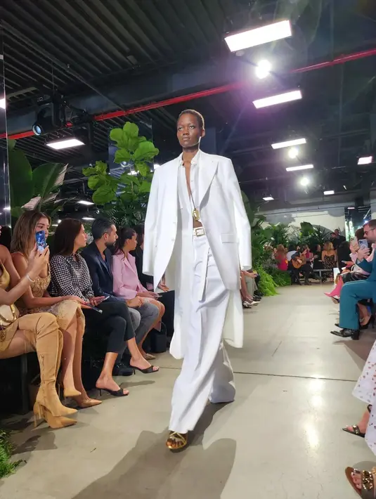 Tren Dalam jepretan Luna, terlihat model memakai pakaian serba putih yang canggih dan terlihat mahal yang menghiasi runway Michael Kors. Seperti setelan celana yang berpotongan santai. (Foto: Instagram @lunamaya)