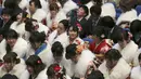 Sejumlah peserta Coming of Age Day atau Hari Kedewasaan menghadiri upacara pemberian hadiah di Yokohama, Tokyo, Jepang, Senin, (8/1). Di usia 20 tahun, wanita Jepang dituntut untuk bisa hifup mandiri. (AP Photo/Koji Sasahara)