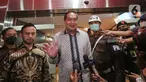 Mantan Menteri Perdagangan Muhammad Lutfi (tengah) usai menjalani pemeriksaan di Gedung Bundar, Kejagung, Jakarta, Rabu (22/6/2022). Muhammad Lutfi menjalani pemeriksaan selama 12 jam sebagai saksi terkait kasus fasilitas pemberian izin ekspor crude palm oil (CPO) dan turunannya, termasuk minyak goreng, periode 2021-2022. (Liputan6.com/Faizal Fanani)