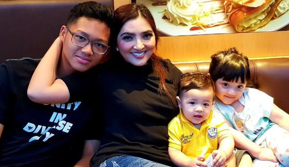 Azriel Hermansyah anak kedua dari pernikahan Anang Hermansyah dengan Krisdayanti mulai beranjak dewasa. Azriel juga mulai banyak berubah. Dan kini minta di belikan motor sama bundanya, Ashanty. (Instagram/ashanty_ash)