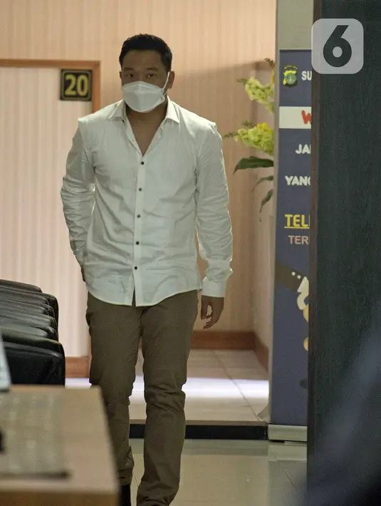 Michael Yukinobu Defretes atau Nobu berjalan di Ditreskrimsus Polda Metro Jaya, Jakarta, Senin (4/1/2021). Nobu menjalani pemeriksaan sebagai tersangka dalam kasus video syur bersama Gisella Anastasia atau Gisel. (Liputan6.com/Herman Zakharia)