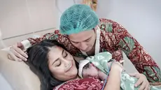 Gya Sadiqah melahirkan anak kedua di Rumah Sakit Bunda Jakarta pada 2 September 2022. Istri Tarra Budiman mengabarkan bayi berjenis kelamin perempuan itu dinamai Kayma Jayna Agyra. “Alhamdulillah.. telah lahir putri kedua kami: Kayma Jayna Agyra, 2 September 2022. Terima kasih semua doa dan cintanya,” tulisnya di akun Instagram terverifikasi, pada Sabtu (3/9/2022). (Foto: Bukaan Moment dari Instagram @gyaps)