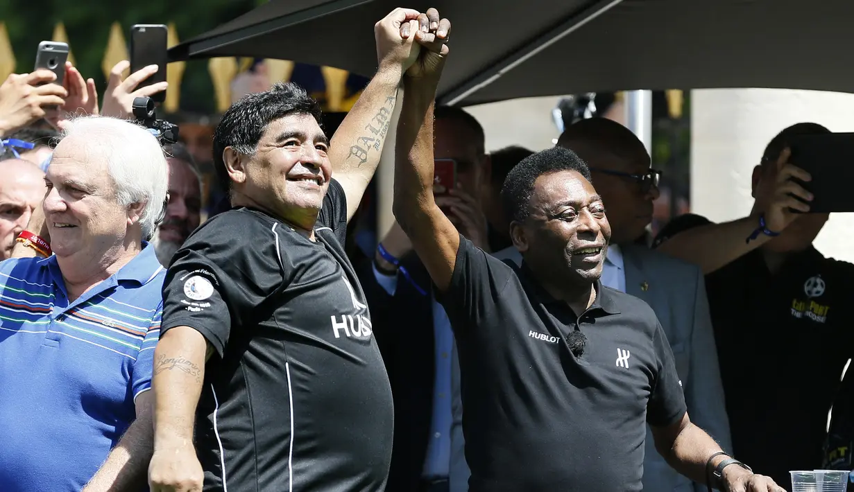 Rivalitas antara Pele dan Maradona memang tak terjadi di dalam lapangan, karena keduanya memang tak pernah saling berhadapan sebagai sesama pemain. Di level antar-negara, Diego Maradona baru bermain bersama Argentina pada Piala Dunia 1982, sementara Pele menjalani Piala Dunia terakhirnya bersama Brasil pada 1970. (AFP/Patrick Kovarik)