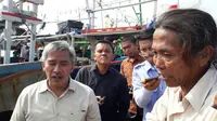 Dirjen Perikanan Tangkap Kementerian Kelautan dan Perikanan (KKP) Sjarief Widjaja saat kunjungan ke Pelabuhan Ikan Desa Dadap, Kecamatan Juntinyuat, Kabupaten Indramayu, Jawa Barat, Selasa 16 Mei 2017. (Liputan6.com/Panji Prayitno)