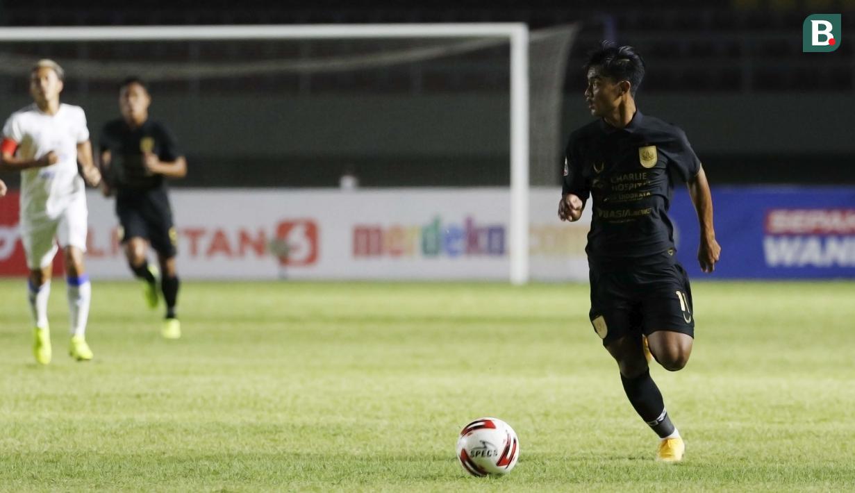 Tak sekadar menjaga pertahanan, Pratama Arhan juga memberikan sumbangsih dua gol untuk PSIS. Performanya semakin matang bersama PSIS sejauh ini di Piala Menpora 2021 dengan membantu PSIS lolos ke babak delapan besar Piala Menpora 2021. (Bola.com/Ikhwan Yanuar)