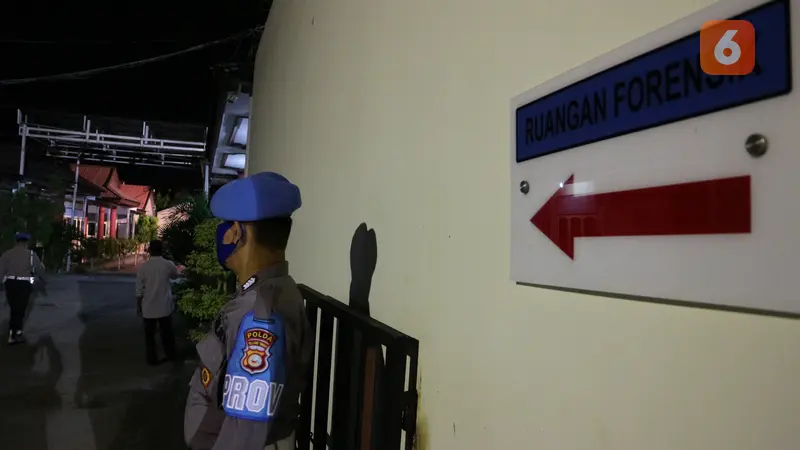 polisi berjaga di depan ruang forensik