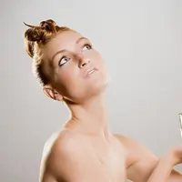 Memakai parfum, akan membuat tubuh kamu wangi. (sumber foto: pinterest.com)