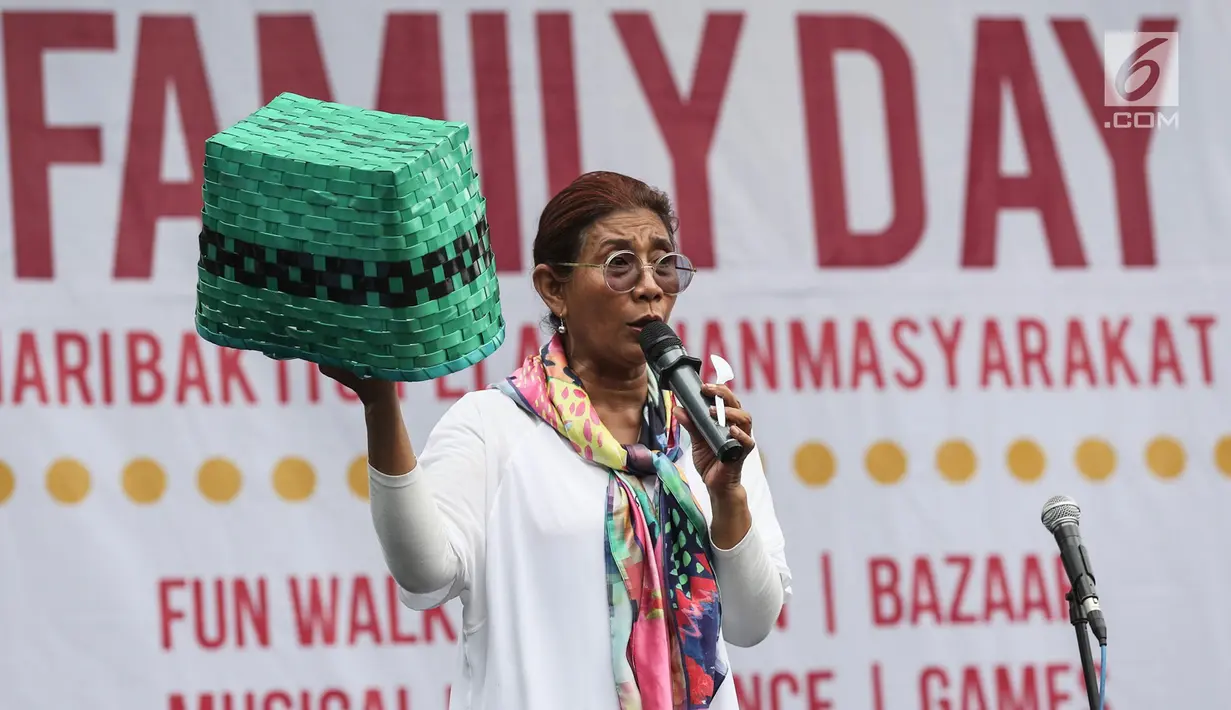 Menteri KKP Susi Pudjiastuti membawa keranjang plastik saat memberikan sambutan acara Family Day Artha Graha Peduli (AGP) di Pasar Akhir Pekan SCBD, Jakarta, Minggu (25/11). Susi mengimbau pengurangan penggunaan plastik. (Liputan6.com/Fery Pradolo)