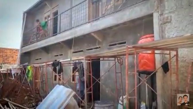 Baim Wong memberikan bantuan kepada dua warga Banten, Sugiri dan Wulan dengan membangunkan rumah (YouTube/ Baim Paula)