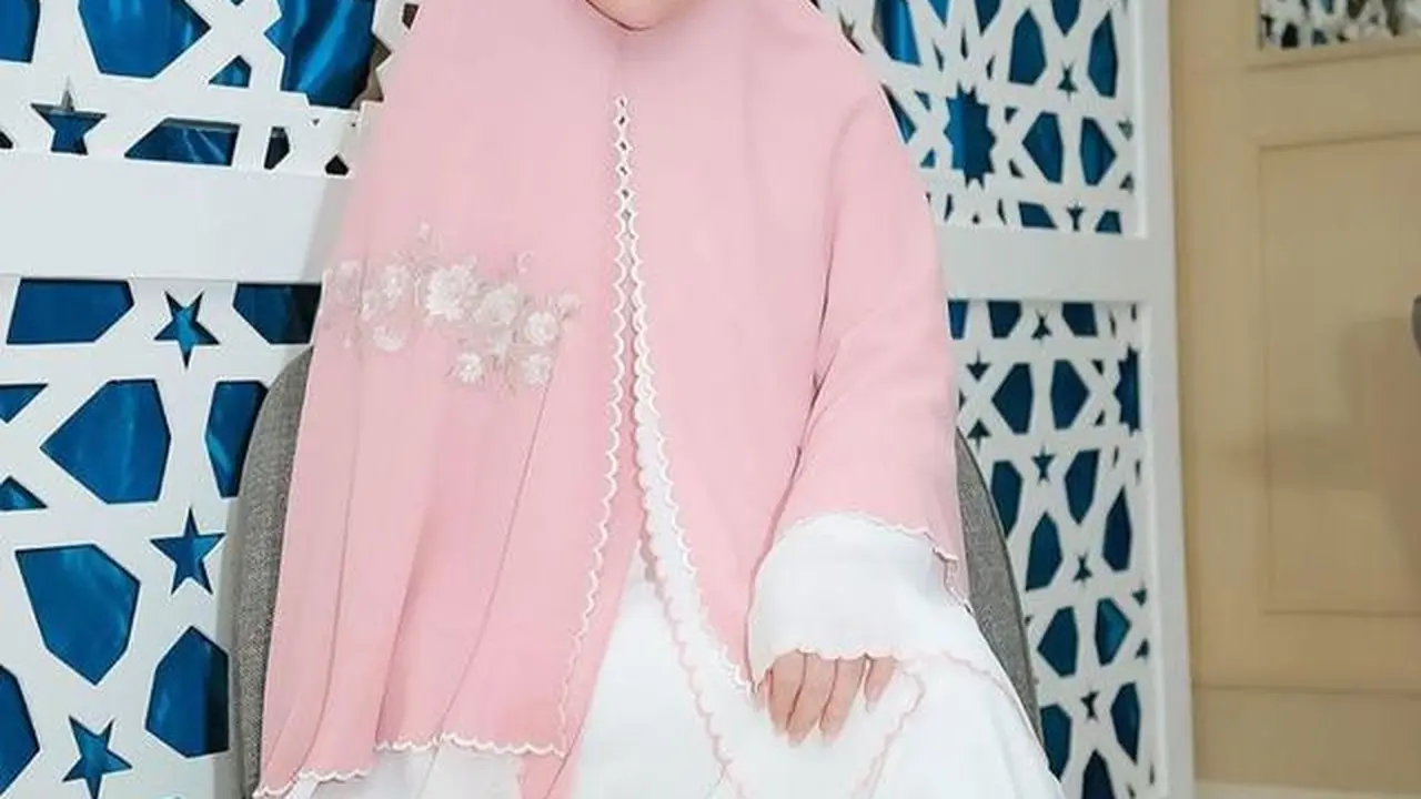 Celine Evangelista Berhijab