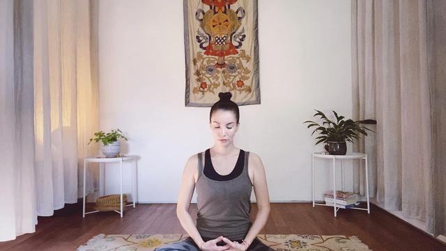 Potret pesona Nadya Hutagalung yang masih nampak awet muda di usia 45 tahun