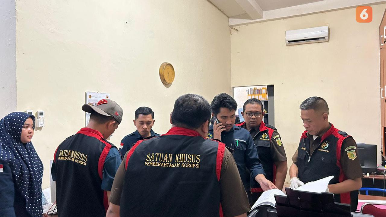 Tim Penyidik Kejati Sulsel menggeledah Kantor BBWS Pompengan terkait kasus Bendungan Paselloreng (Liputan6.com/Eka Hakim)