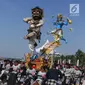 Peserta mengarak ogoh-ogoh dalam Festival Ogoh-Ogoh di Pantai Lagoon Ancol, Jakarta, Minggu (18/3). Terdapat 6 ogoh-ogoh yang dihadirkan dalam festival ini. (Liputan6.com/Arya Manggala)