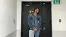 OOTD denim on denim yang dikenakan oleh Johnny juga bisa jadi inspirasi. Ia tampak santai dengan memakai sneakers serta sling bag dan binnie. (Liputan6.com/IG/@johnnyjsuh)